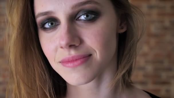 Cara Joven Encantadora Chica Con Ojos Humeantes Está Mirando Cámara — Vídeos de Stock