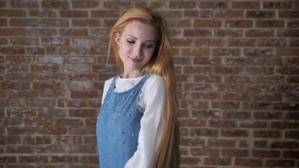 Šťastné Blond Dívka Hraje Vlasy Sukničkář Koncepce Cihlové Pozadí — Stock video