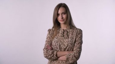 Genç güzel kadın kameraya, beyaz arka plan izlerken çarpı işareti, silahlarla duruyor