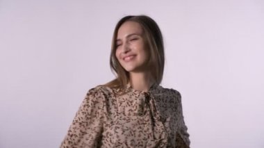 Mutlu kadın dönüyor, kameraya, beyaz arka plan izliyor