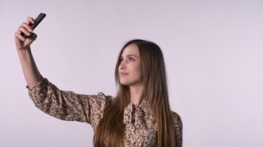 Genç mutlu olun selfie smartphone, iletişim kavramı, beyaz arka plan üzerinde kadındır