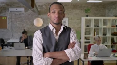 Genç Afrika işadamı ile geçti silah duruyor ve kamera Office izlerken, meslektaşları ile dizüstü bilgisayarlar, iş kavramı çalışıyoruz