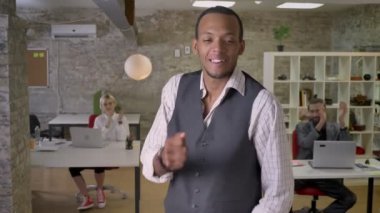 Genç Afrika işadamı ofiste dans, meslektaşları alkışlar, iş kavramı, kavram, hareket konsept sakin ol