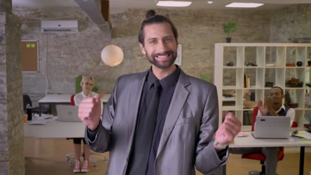 Homme d'affaires joyeux avec barbe danse au bureau, souriant, collègues applaudissent, concept de travail, concept de détente — Video