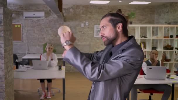 Zufriedener Geschäftsmann mit Bart tanzt im Büro, lächelt, Kollegen klatschen, Arbeitskonzept, Entspannungskonzept — Stockvideo