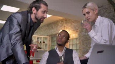 Üç multy-etnik işçiler ofis, dizüstü bilgisayar, oturmak, dahil, şampanya, iletişim kavramı içki hikayeler