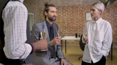 Üç multy-etnik işçiler ofiste oturan, şampanya, iletişim kavramı içki hikayeler