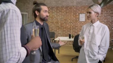 Üç multy-etnik işçiler ofiste oturan, beden dili, şampanya, iletişim kavramı içki hikayeler