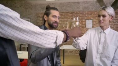 Üç multy-etnik işçiler ofiste, kodes gözlük, şampanya, iletişim kavramı oturup içki