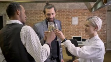 Ofiste dans üç multy-etnik işçiler kodes gözlük, şampanya, içme parti kavramı şirket.