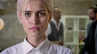 Genç güzel işkadını izleyen kamera ofis, iş arkadaşlarınızla konuşmak ve arka plan, iletişim kavramı, şirket parti kavramı şampanya içmek