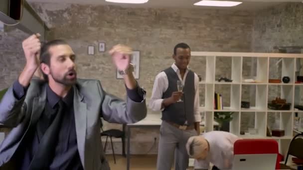 Beau homme d'affaires avec barbe danse au bureau, les collègues boivent champange et parler, concept de détente, concept de fête d'entreprise — Video