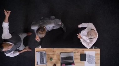 Üç multy-etnik işçiler tablo office, şirket parti kavramı, iletişim kavramı, en iyi atış dizüstü bilgisayarlar ile yakın dans ediyor