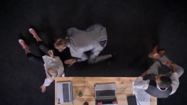 Sakallı yakışıklı işadamı dans ediyor ve ofis, şirket parti kavramı, en iyi atış onunla dans etmeyi kim oturuyor ve şampanya içmek, meslektaşları, sormak