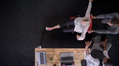 İki ofis çalışanları sandalye biniyor, Afrika işadamı içki şampanya, bırakarak, şirket parti kavramı, en iyi atış