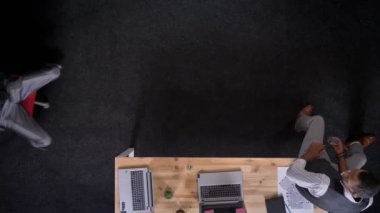 İki ofis çalışanları sandalye bisiklete biniyor ve cam almak, Afrika işadamı içki şampanya, şirket parti kavramı, en iyi atış