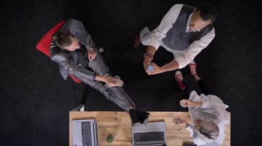 Resepsiyon, iletişim kavramı, şirket parti kavramı, en iyi atış ayaklı oturan ofis, çatlak kraker, şampanya içiyor gözlük, üç multy-etnik işçiler tıklatması