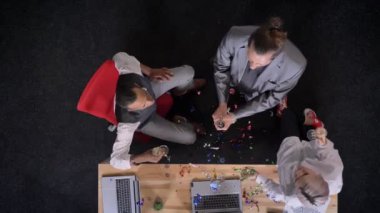 Office, çatlak kraker, bağırmak, iletişim kavramı, şirket parti kavramı, en iyi atış şampanya içmek gözlük, üç multy-etnik işçiler tıklatması