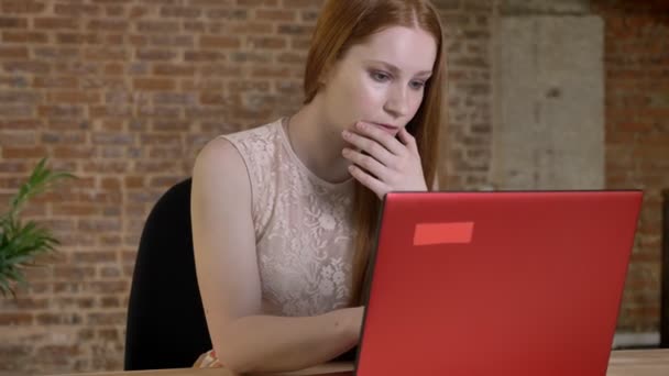 Giovane ragazza zenzero carino sta lavorando con il computer portatile in ufficio, concetto di lavoro, concetto di business, concetto di comunicazione — Video Stock