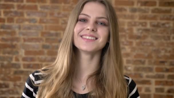 Joven Dulce Blonda Está Mirando Cámara Sonriendo Fondo Ladrillo — Vídeo de stock