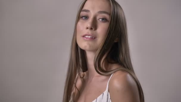 Jonge sexy meisje is kijken op camera met lichtjes open mond, verplaatsen, flirt concept, grijze achtergrond — Stockvideo