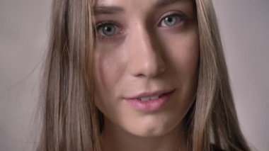 Genç kamera, flört kavramı, gri arka plan darbe kız izlerken