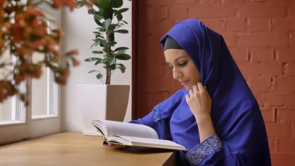 Mooie Jongedame Blauwe Hijab Lezen Boek Zitten Cafe Charmante Dame — Stockvideo