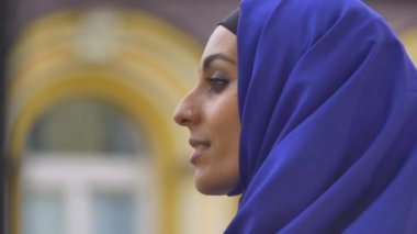 Profil deldi burun yana doğru seyir ile mavi hijab içinde genç güzel Müslüman kadın