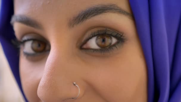 Close shot of muslim womans eyes, fêmea em hijab olhando para a câmera durante a chuva — Vídeo de Stock