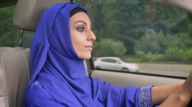 Menekşe hijab yolda araba genç güzel Müslüman kadın