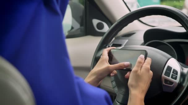 Mujer en hijab mensajes de texto en el teléfono detrás del volante de conducción automática de un coche autónomo piloto automático — Vídeo de stock