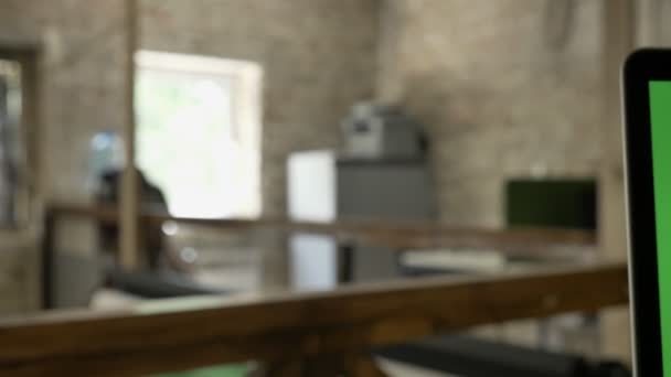 クロマ キー、オフィス背景を持つコンピューター ディスプレイのショットを移動を閉じる — ストック動画