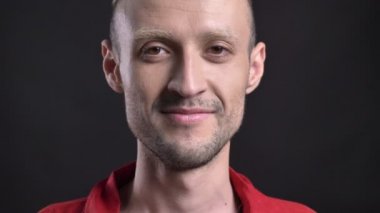 Sarışın adam hipster geniş gülümsüyor, siyah arka plan fotoğraf makinesi, izliyor