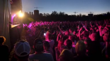 Konserde parti yapma insanların kalabalık