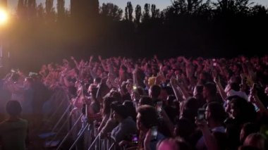 Rock konserinde parti kalabalık görüntüleri