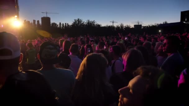 Кадри з натовпом під час рок-концерт — стокове відео