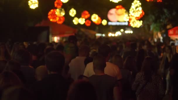 Záběry z dav jít vpřed během festivalu v noci — Stock video
