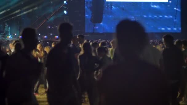 Lidé mluví a čeká na koncert poblíž velké pódium — Stock video