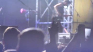 Eller yükselterek ve rock konserinde atlama kalabalık görüntüleri