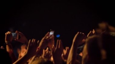 Kaldırma ve rock konserinde ellerini sallayarak kalabalığı