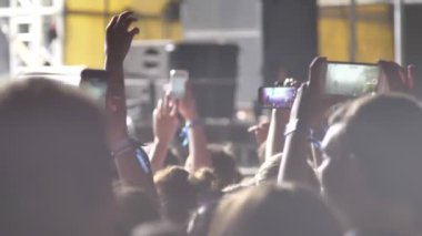 Eller yükselterek ve rock konseri video kayıt kalabalık görüntüleri