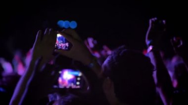Geceleri rock konseri video kayıt, kalabalığın içinde ayakta adam