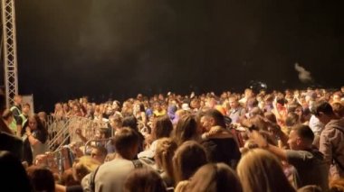 Gece boyunca konserde oturarak kalabalık görüntüleri