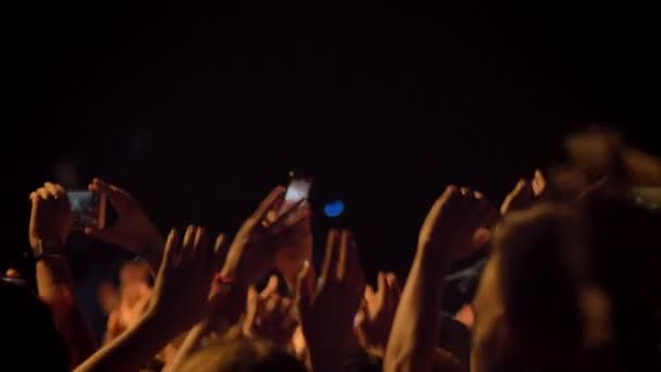 Menigte tillen en zwaaien hun handen op rockconcert — Stockvideo