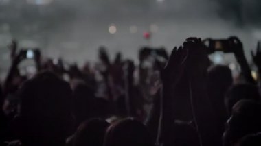 Dans ve rock konserinde atlama kalabalık silüeti