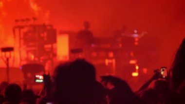 Tezahürat ve rock konserinde gece applauding kalabalık