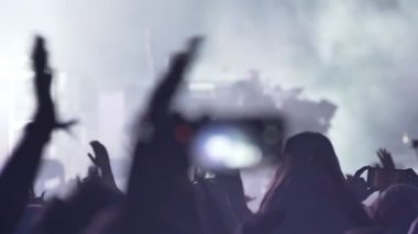 Rock konserinde eller yükselterek kalabalık görüntüleri