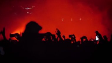 Rock konserinde gece insanlara başkanları