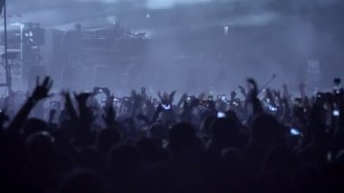 Rock konserinde geceleri atlama kalabalık