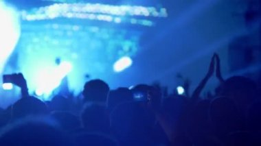 Rock konseri, parlak renkli aydınlatma insanlara başkanları